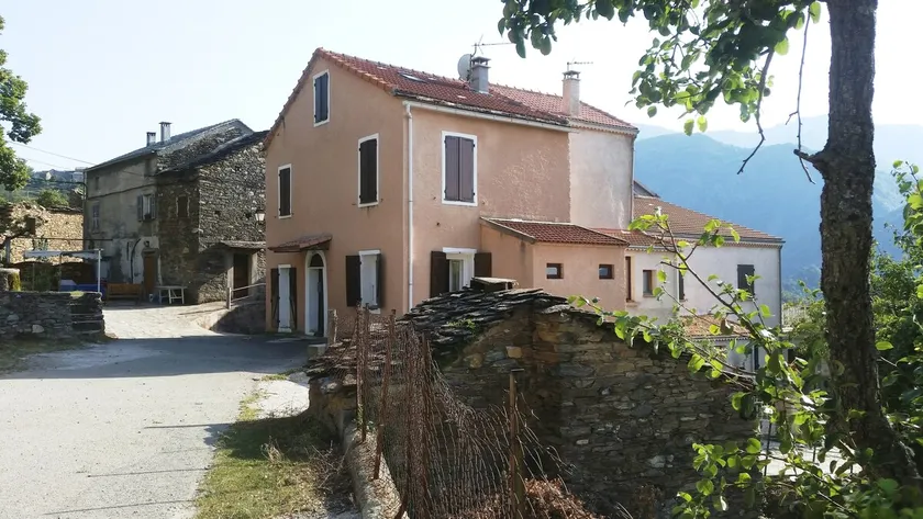 Large house in the center of a Corsican village. - Image 1