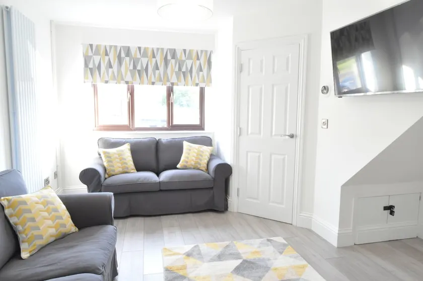 The Osprey - Comfortable 3-Bedroom Stay for Business or Leisure - Image 1