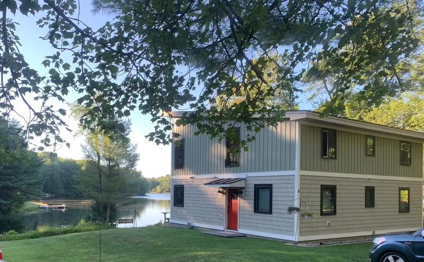 Lakefront Bright & Open 2-bdr Cottage w Open Loft - Image 1