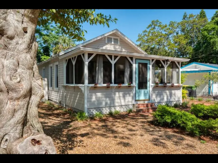 Cozy Cottage by the Bay - Image 1