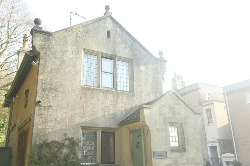 Entire Victorian Lodge in a privately gated estate with secure parking for two cars and a newly refurbished bathroom - Image 1