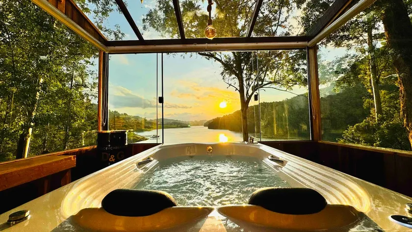 Cabin with Jacuzzi, a Refuge by the Dam - Image 1