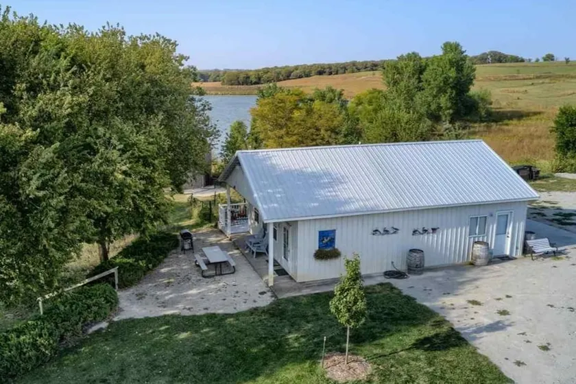 Vineyard Cottage with Lake view - Image 1