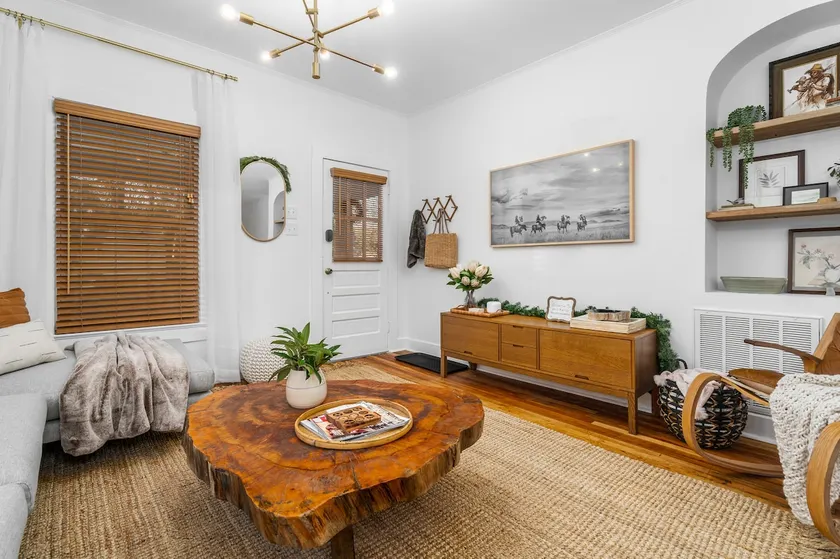 Charming historic Bungalow by lake, pet friendly - Image 1