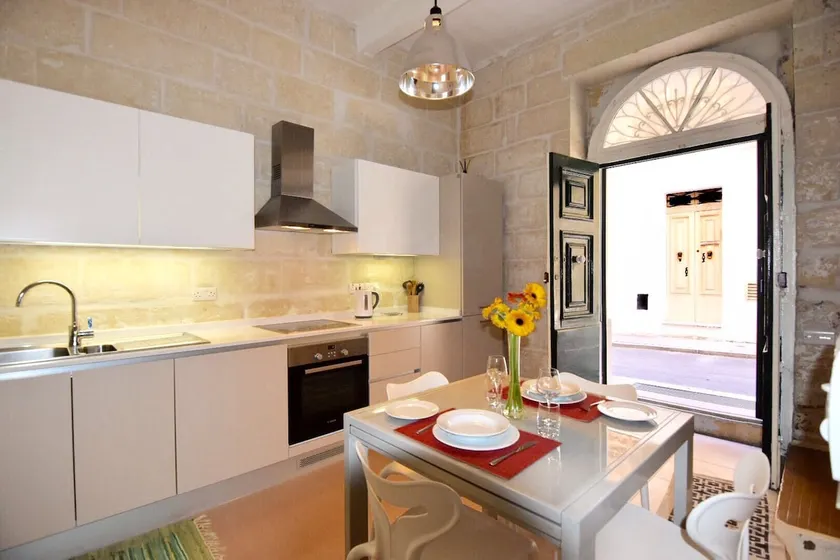 Typical Maltese town house just outside Valletta - Image 1