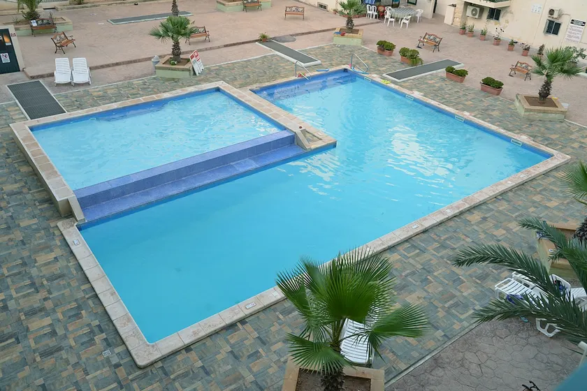 3 Bedroom modern spacious apartment communal pool - Image 1