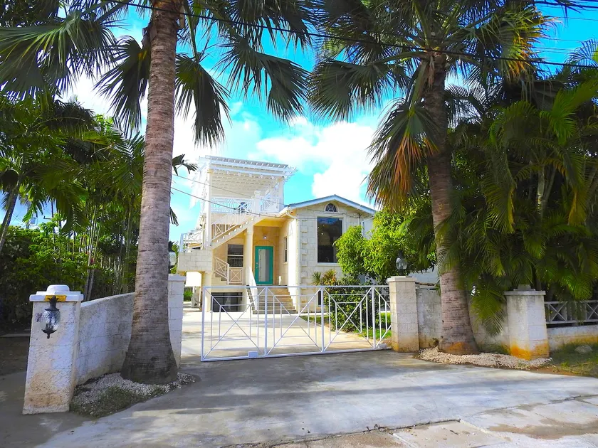 Modern Subterranean 1 BDRM, 1 min walk to beach - Image 1