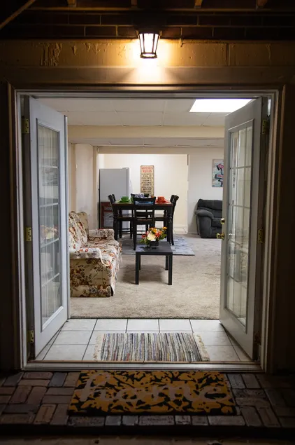 Spacious Modern 2 BR Suite Near Everything - Image 1