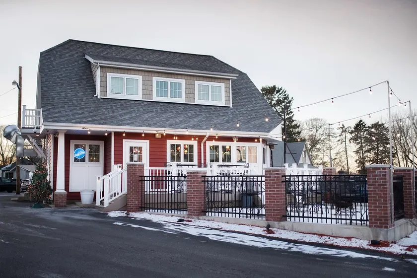 Cozy Apartment Nestled Across from Lakefront! - Image 1