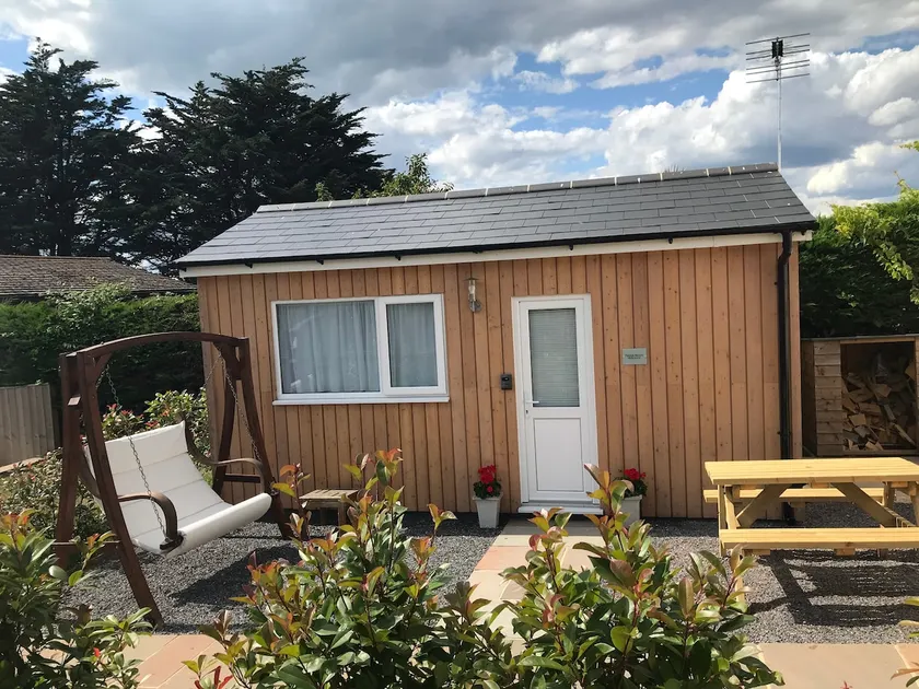Pebble Beach Hideaway, minutes from Seafront - Image 1