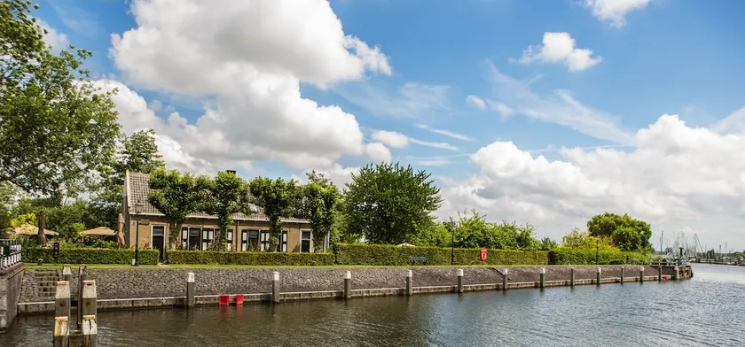 Monumental lock keeper's house on lock island - Image 1