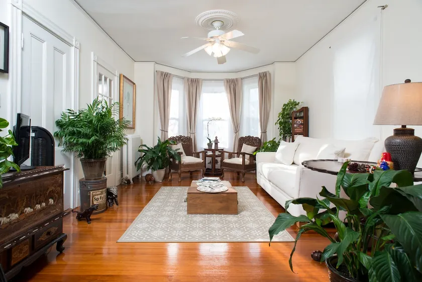Spacious 5BR Condo w/parking near METRO - Image 1