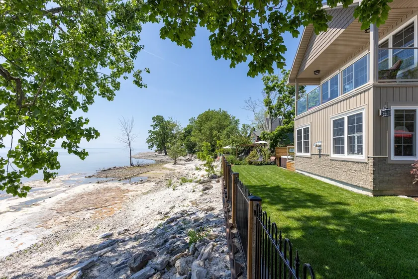 Crystal Beach Executive Waterfront Lakehouse - Image 1