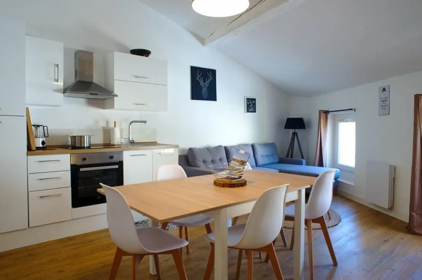 Spacious and warm 3-room apartment in the city center - Image 1