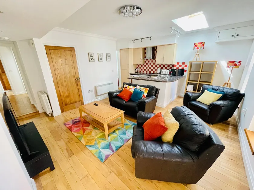City center, quiet bungalow with parking. - Image 1
