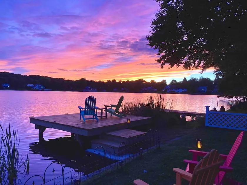 Cozy Oasis, Lakefront with Stunning Sunset Views - Image 1