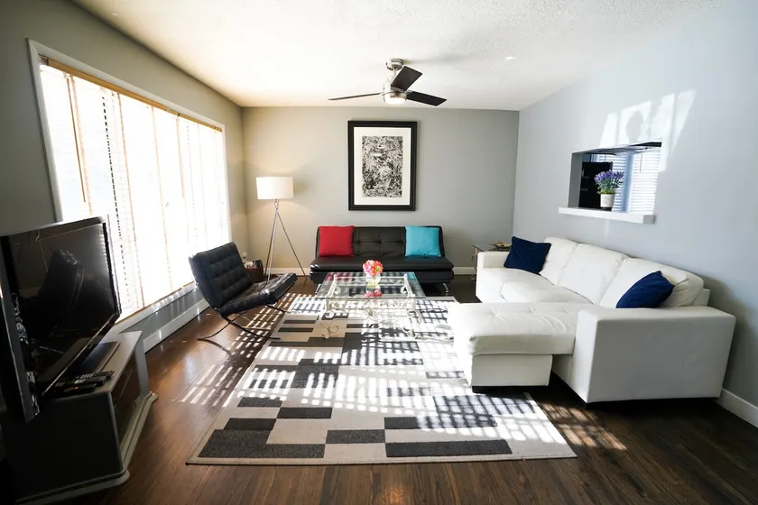 Clean Spacious Bungalow Free Parking near Downtown - Image 1