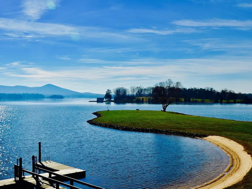 Udsigt til søen og bjergene, strand, kajakker, wifi, pool, sengetøj / badehåndklæder inkluderet - Image 1