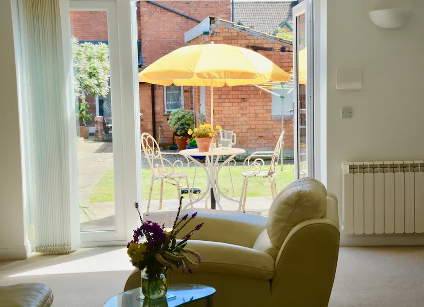 A light spacious garden house in Glastonbury town - Image 1