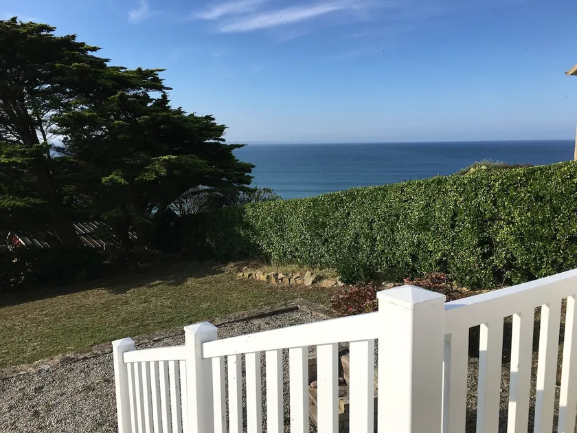 House facing the sea on the cliff - Image 1