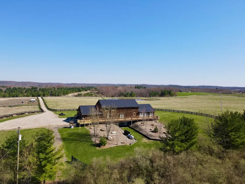 Lodge on 100 Secluded Acres in Hocking Hills - Image 1