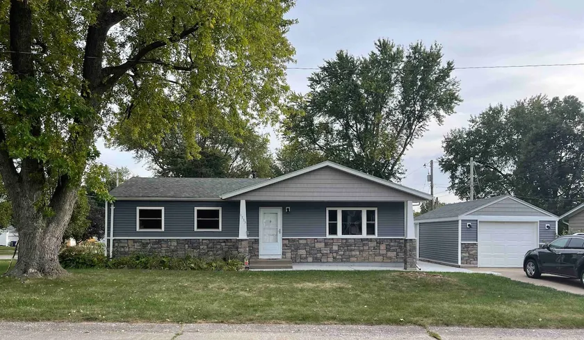 Entire ranch home centrally located in Bettendorf, near bike path and Bett Plex - Image 1