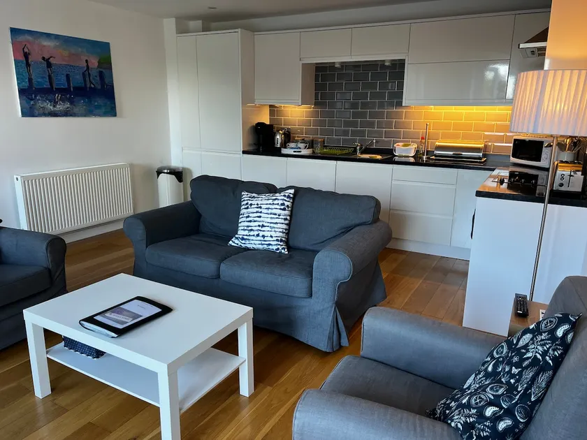 Lovely two bedroom seaside apartment - Image 1