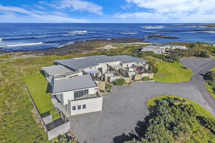 Hearns Beachside Villa 8 - Image 1