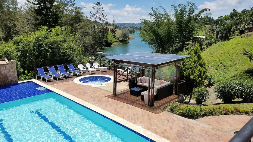 Beautiful Lake Cabin in Guatape (14 personas) - Image 1