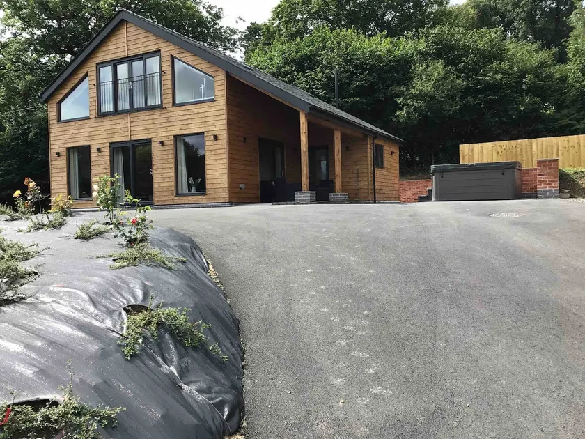 Unique 3 bed cabin with hot tub on Welsh border. - Image 1