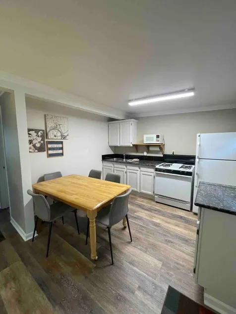 Quaint 2 bedroom serviced condo with hot tub - Image 1