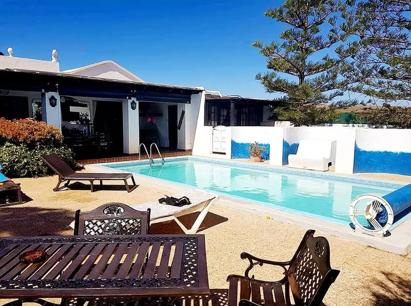 Casa Albryna Lanzarote – Villa rurale avec vue sur la montagne, piscine chauffée solaire et jardins - Image 1