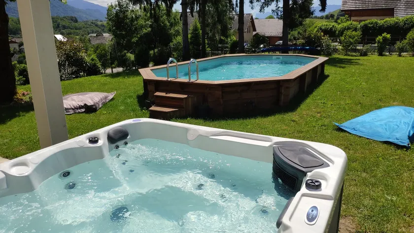 Apartment in a house with a pool and a hot tub - Image 1