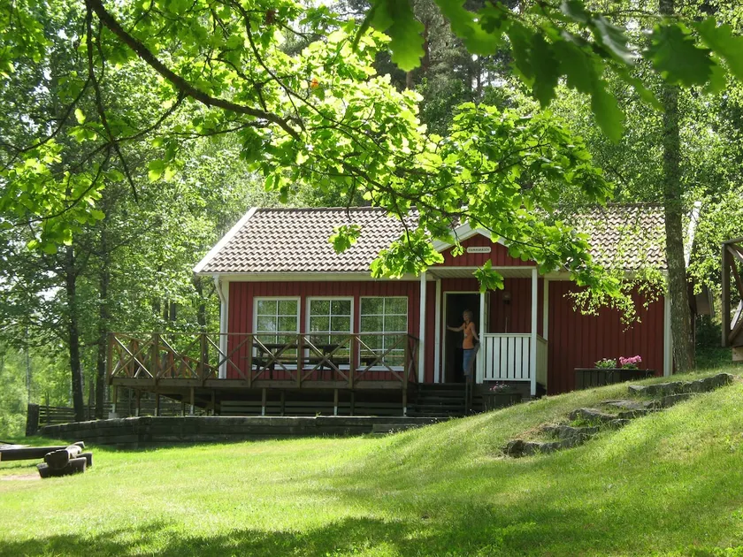 Family cottage by lake with boat and fishing license - Image 1