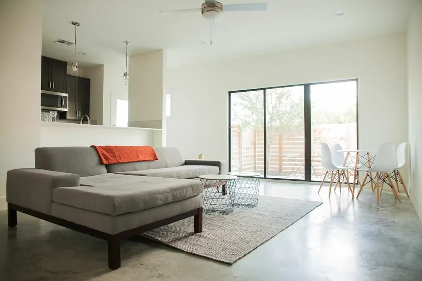 Modern 3-BR Comfort: 7m Airport & COTA; 10m DT - Image 1