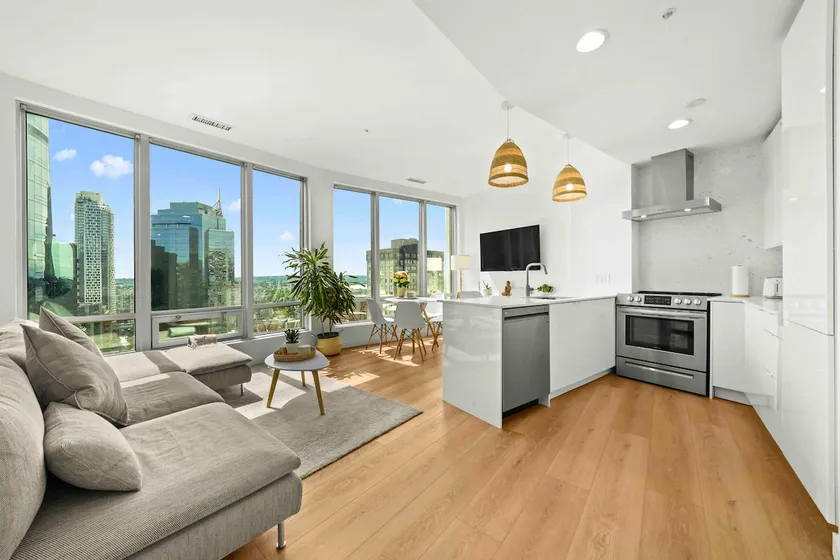 2 BR Downtown Oasis, AC & stunning views - Image 1