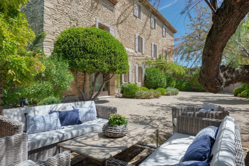 lyse hus med have, landsbyens centrum, se på Luberon. - Image 1