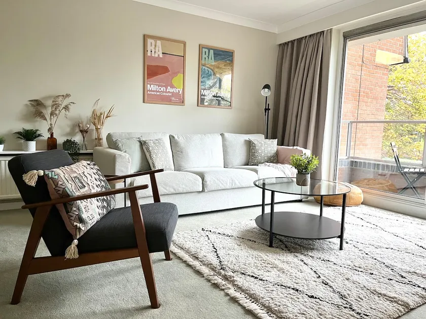 Stylish City Centre Apartment with Park Views - Image 1