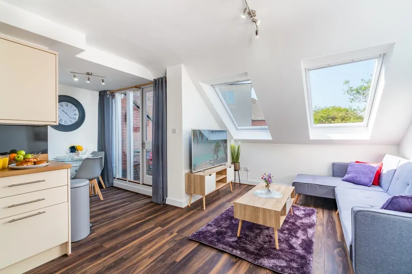 Beautiful Flat Town Centre 55 inch Smart TV + Netflix - Image 1
