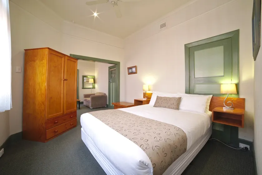 Large Studio Apartment with spa: Central Ballarat - Image 1