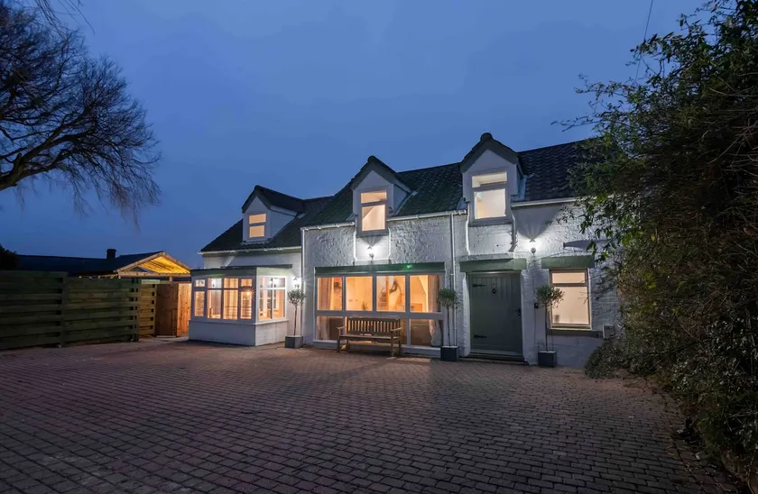 Sundial Cottage, Stunning 3 Bed Cottage with Hottub - Image 1