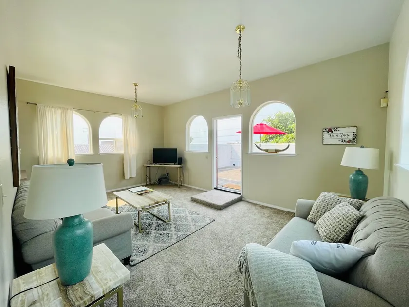Carmela’s Penthouse in the heart of Arcata! - Image 1