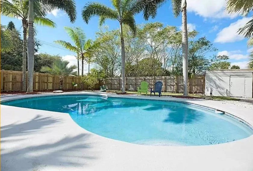 Boutique resort style home with new pool near all - Image 1