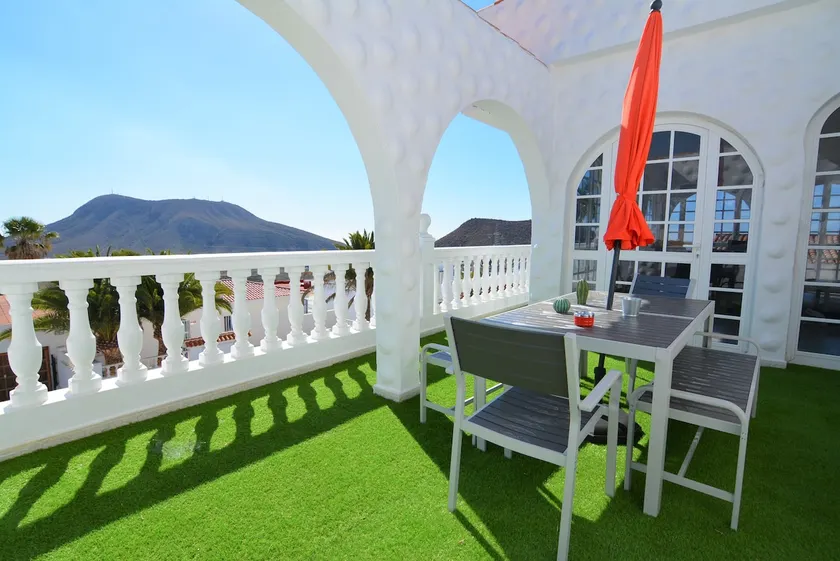 Apartment in a private villa with a view of the sea, shared pool, Wi-Fi. - Image 1