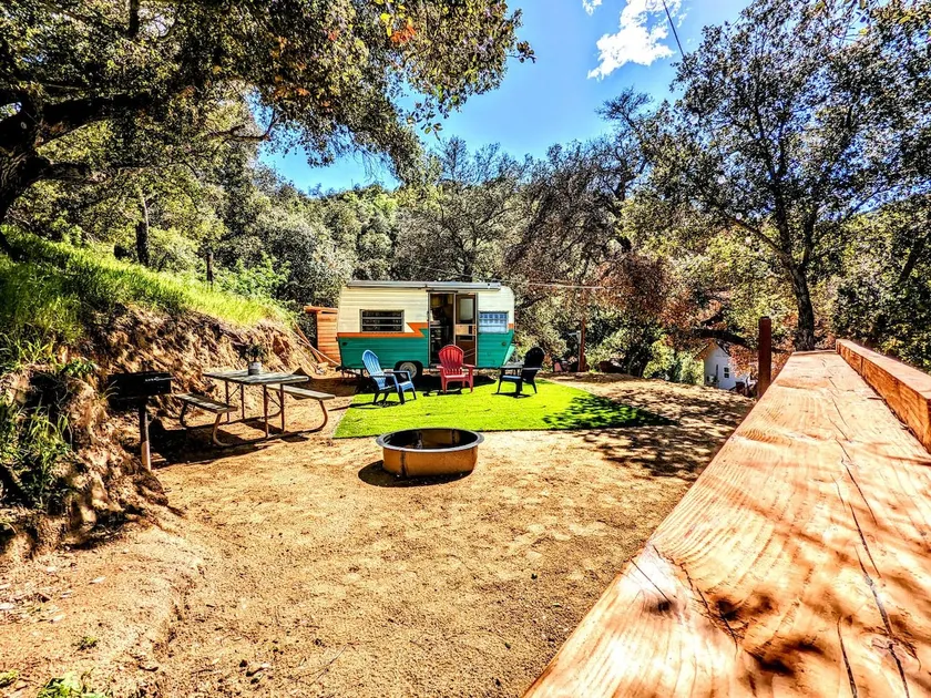 VCT#1 The Real Teal - Vintage Camper -Glamping  W/Lake Views - Image 1