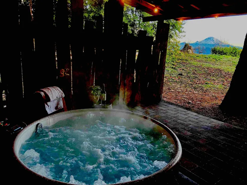 Red Barn Retreat, hot tub, patio, valley views - Image 1
