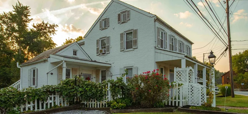 1860s Waterfall Retreat Dog, Multi-family friendly - Image 1