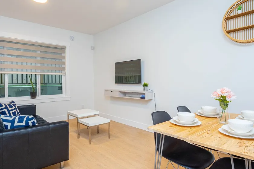 Private bright 2 bedroom south facing walkout apt White Rock - Image 1