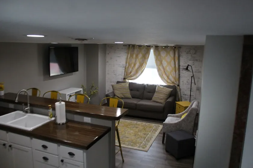 M & R's Nightly Rentals Upstairs Unit - Image 1