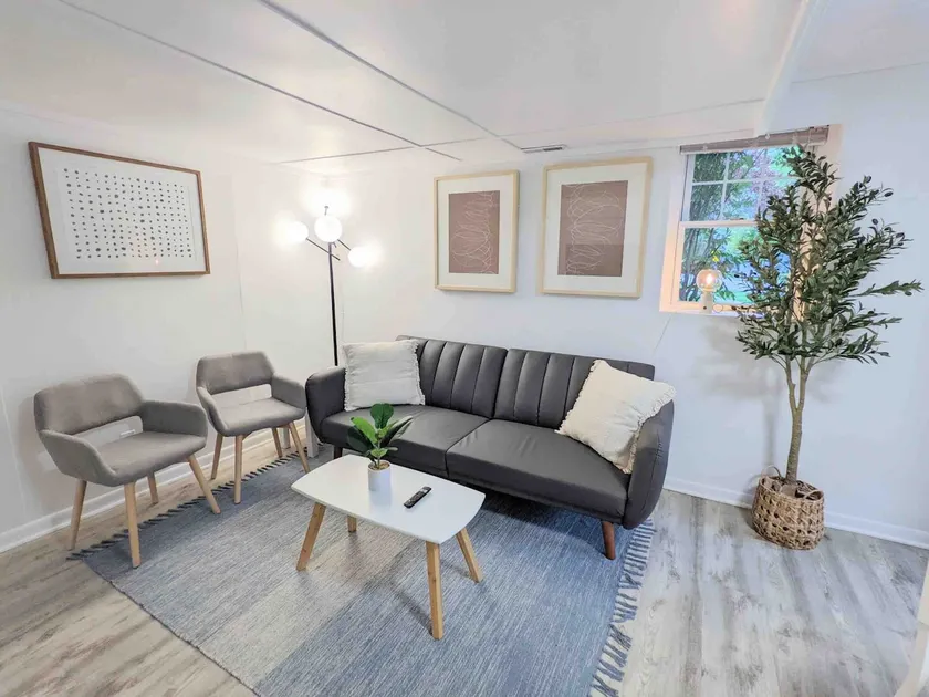 Washington Quiet Corner Apartment - Image 1